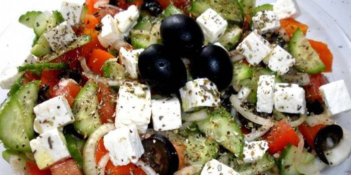 Ensalada griega con queso feta en un plato
