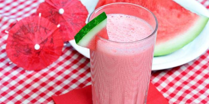 Lody i arbuzowe koktajle w szklance