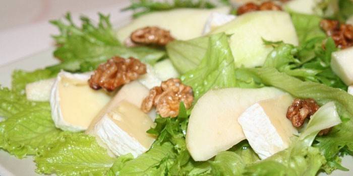 Šalát s Brie, šalátom a vlašskými orechami