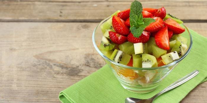 Salada de fruta Kiwi com morangos e laranjas