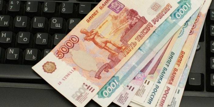 Teclado de computadora y dinero