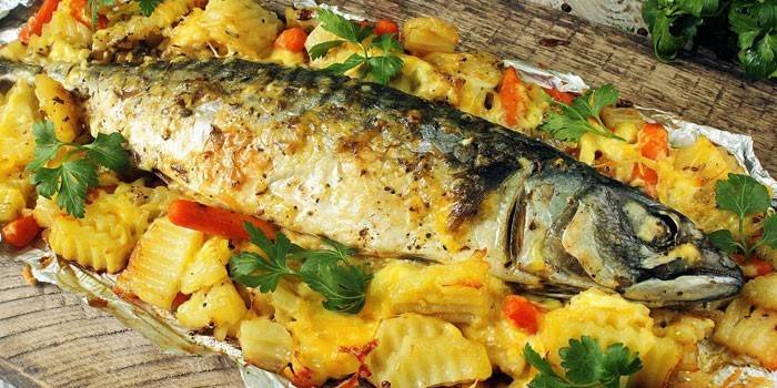 Caballa al horno con cabeza y verduras antes de servir