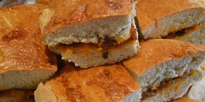 Pastel de masa de levadura relleno de col y champiñones