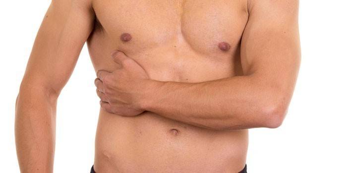 Dor sob a costela em um homem