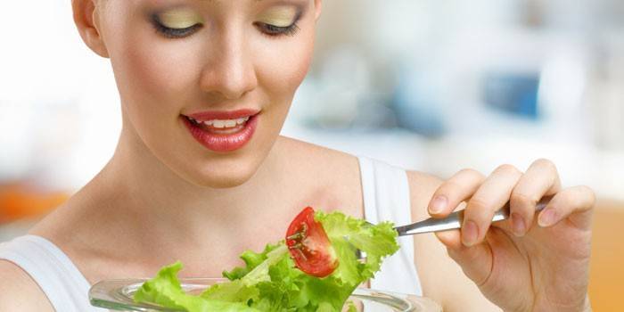 Niña comiendo ensalada