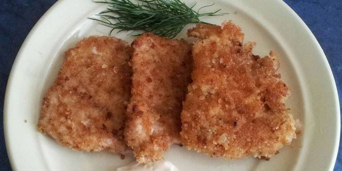 Chuletas empanizadas en un plato