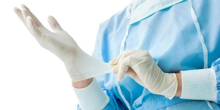 El doctor se pone guantes