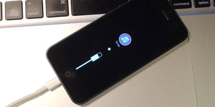 IPhone conectado a um laptop