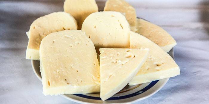 Lonchas de queso suluguni en un plato