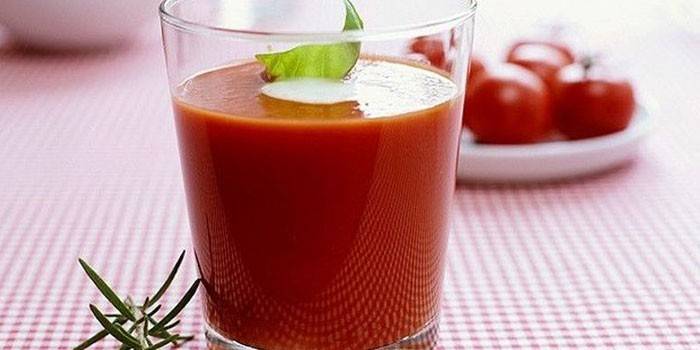 Jugo de tomate en un vaso
