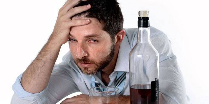 Hombre con una botella de alcohol