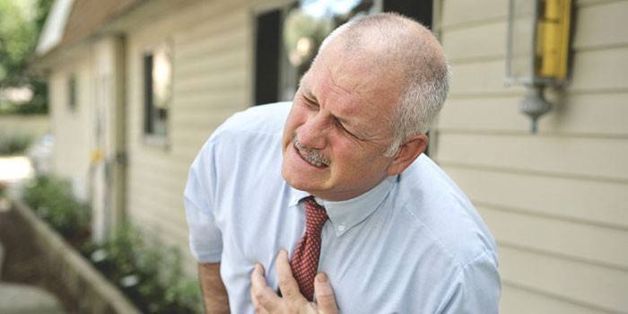 Un hombre tiene dolor de corazón