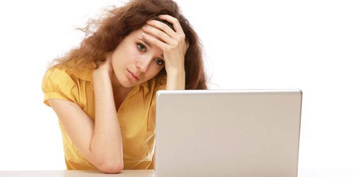 Menina e laptop