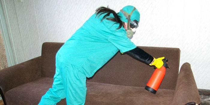 La mujer está procesando el sofá