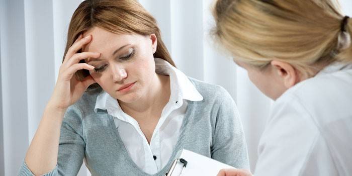 Mulher na consulta do médico