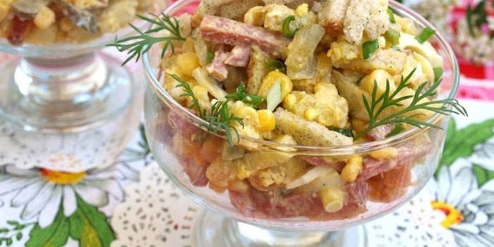 Ensalada con galletas, maíz y chorizo