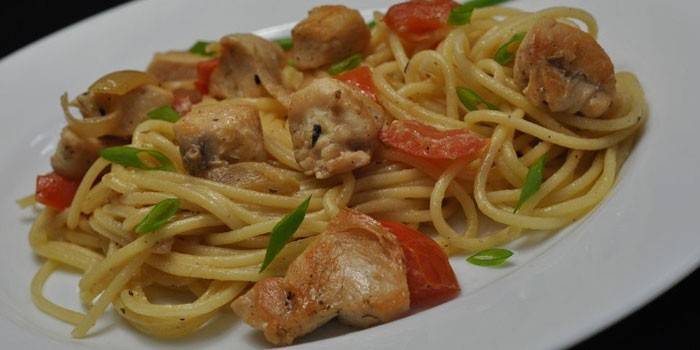 Espaguete com tomate e pedaços de frango