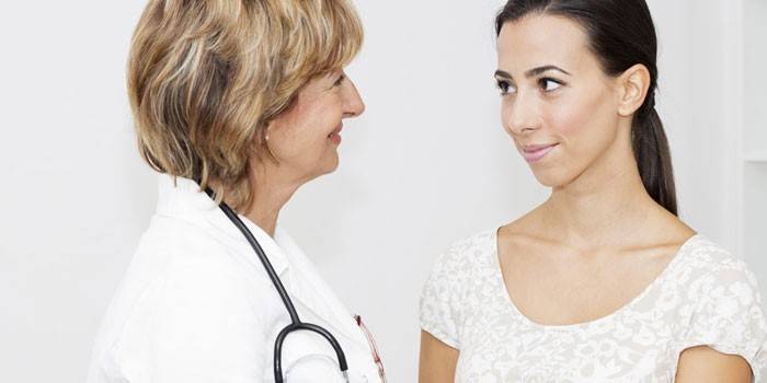 A menina está falando com o médico