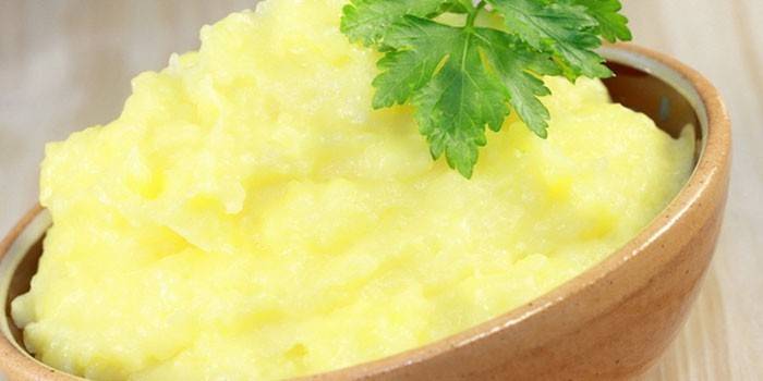 Puree ziemniaczane na wodzie w talerzu