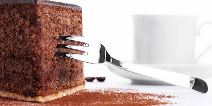 Bizcocho de chocolate listo en un plato