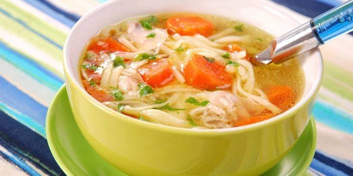Prato de sopa de macarrão de galinha