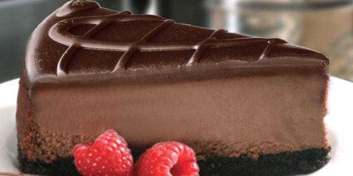 Uma fatia de cheesecake de chocolate com framboesas