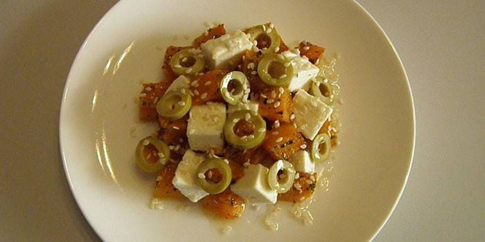 Ensalada de brynza, aceitunas y calabaza al horno