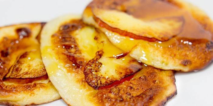 Buñuelos de manzana frita con miel
