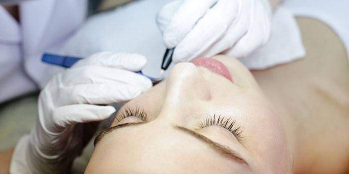 Chica eliminar vello facial