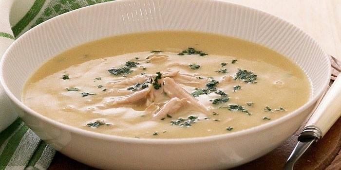 Sopa de pollo en un plato