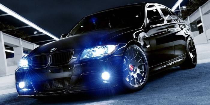 Carro preto com farol aceso