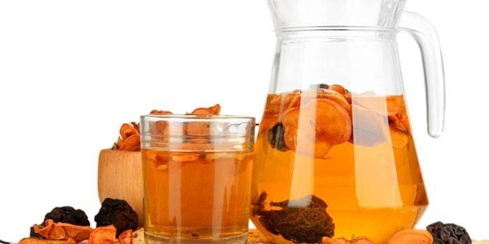 Compota de frutas secas em um copo e decanter