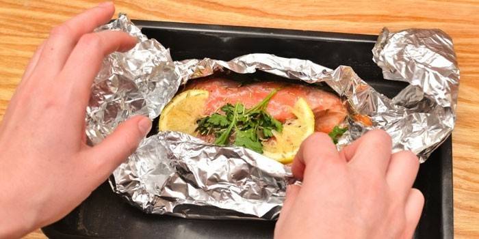 Filete de salmón antes de hornear en papel de aluminio