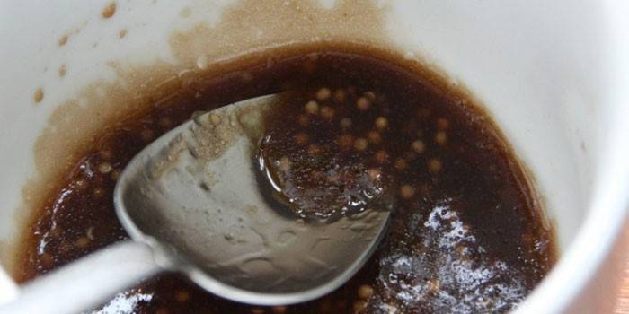 Sos sałatkowy z musztardą Dijon i octem balsamicznym