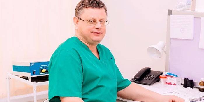 Mężczyzna lekarz w pracy