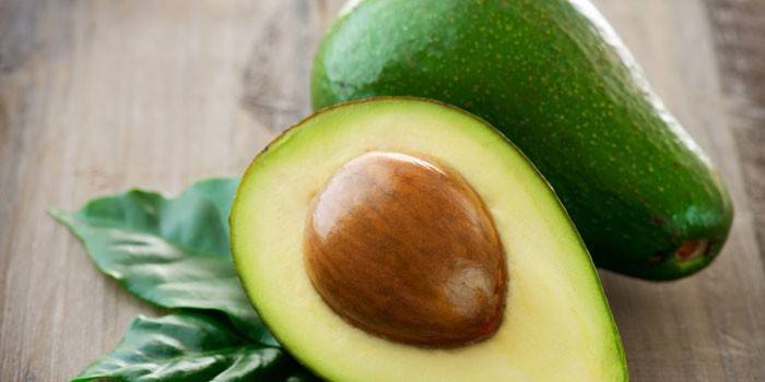 Aguacate entero y medio