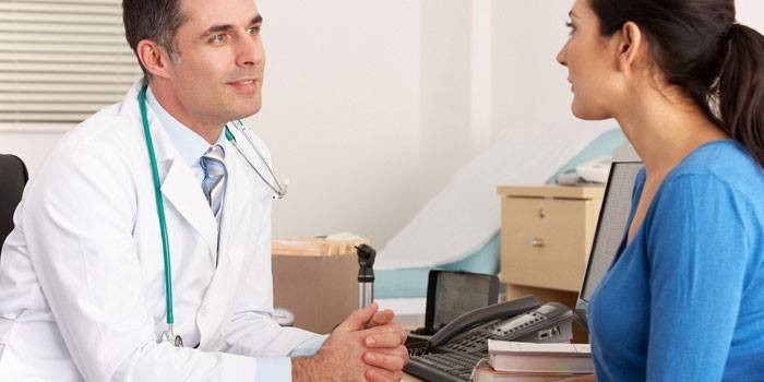 Mulher na consulta do médico