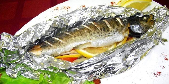 Trucha al horno en papel de aluminio con limón