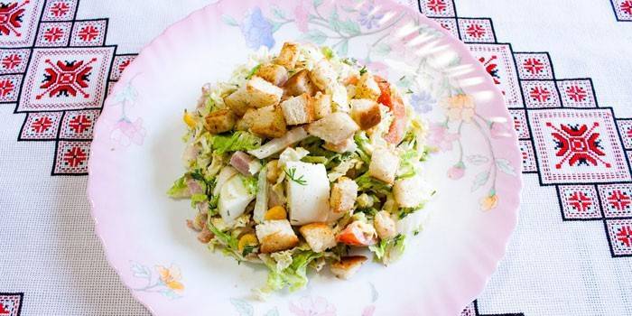 Šalát s pekingskou kapustou a sušienkami