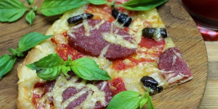 Fatia de pizza com salsicha em uma placa