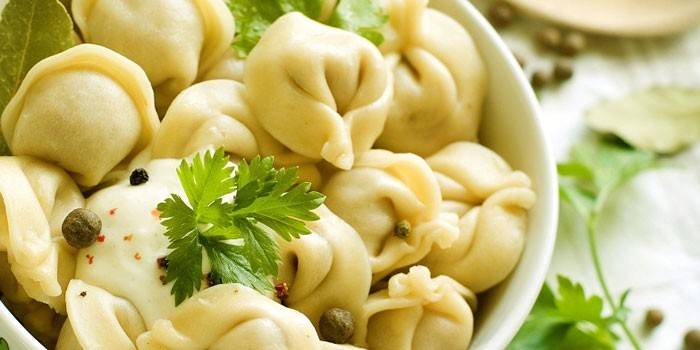 Albóndigas hervidas en un plato con especias y hierbas