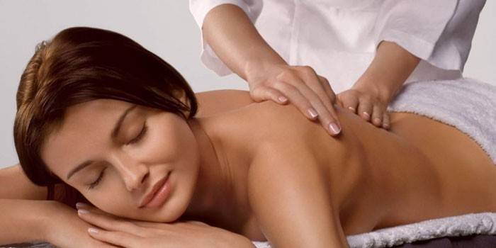 Menina de massagem