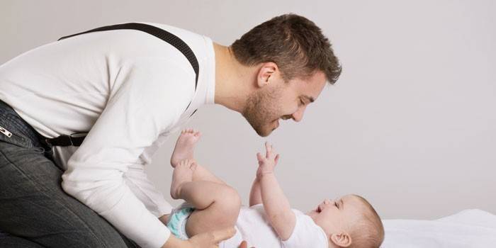 Um homem com um bebê