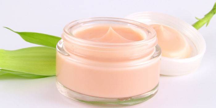 Creme em uma jarra