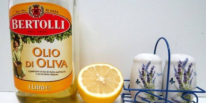 Azeite de oliva em uma garrafa, limão e especiarias