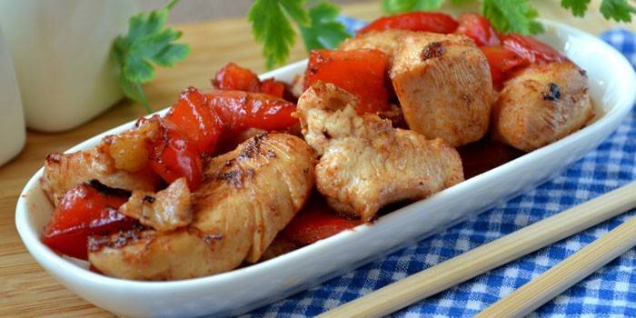 Pedaços de frango com pimentão