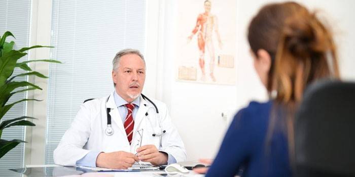 Garota na consulta do médico