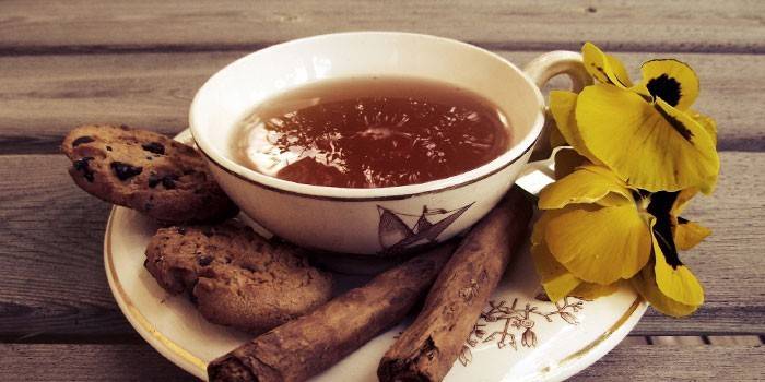 Té de canela en una taza