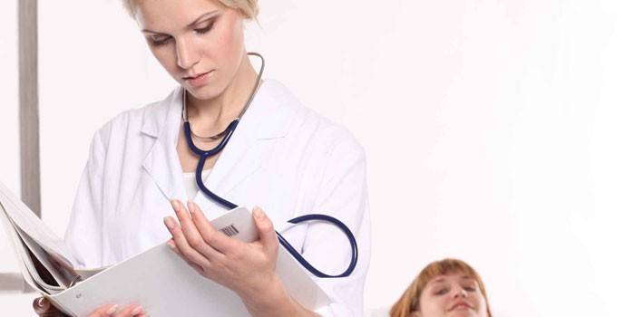 Los doctores leen un historial médico