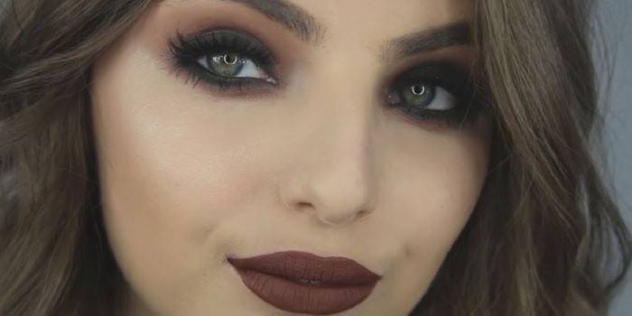 Dievča make-up v štýle grunge.